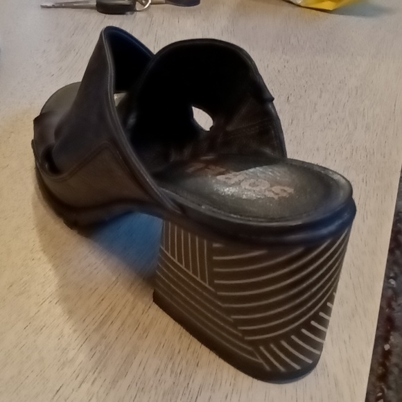 Women's size 10 Sorel summer shoes - Picture 3 of 4